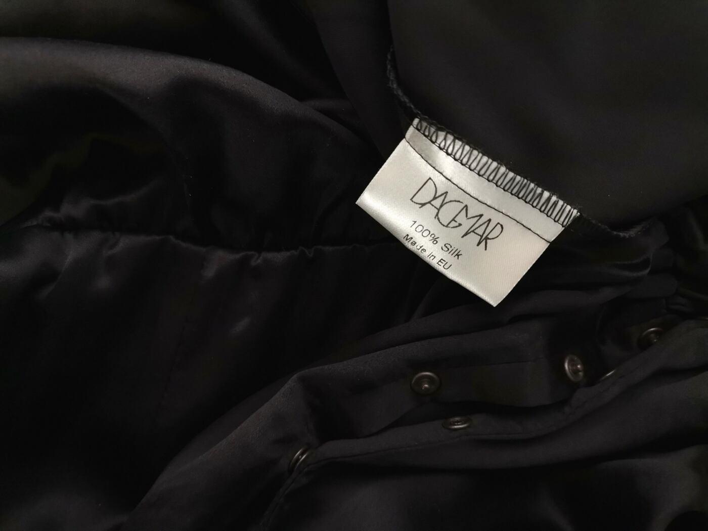 Dagmar Rozmiar 36 Kolor Czarny W serek Sukienka Bodycon Bezrękawnik Midi Materiał Jedwab 100% Dagmar Rozmiar 36 Kolor Czarny W serek Sukienka Bodycon Bezrękawnik Midi Materiał Jedwab 100%