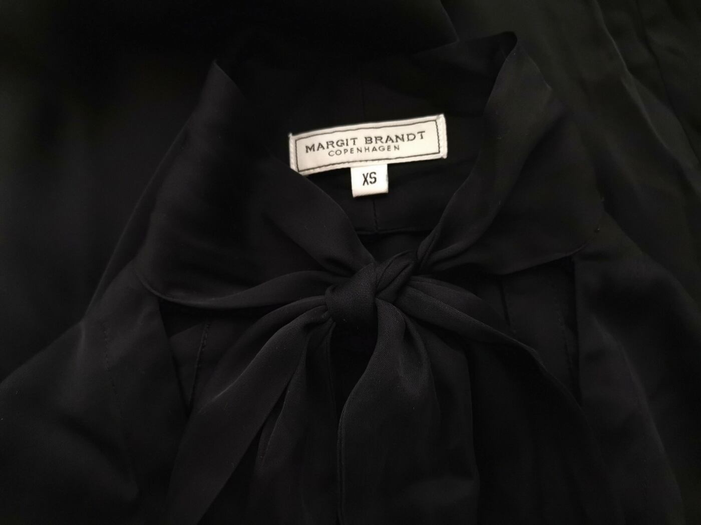 Margit brandt Rozmiar XS Kolor Czarny Halter Sukienka Prostokątna Długi rękaw Do Kolan Materiał Jedwab Margit brandt Rozmiar XS Kolor Czarny Halter Sukienka Prostokątna Długi rękaw Do Kolan Materiał Jedwab