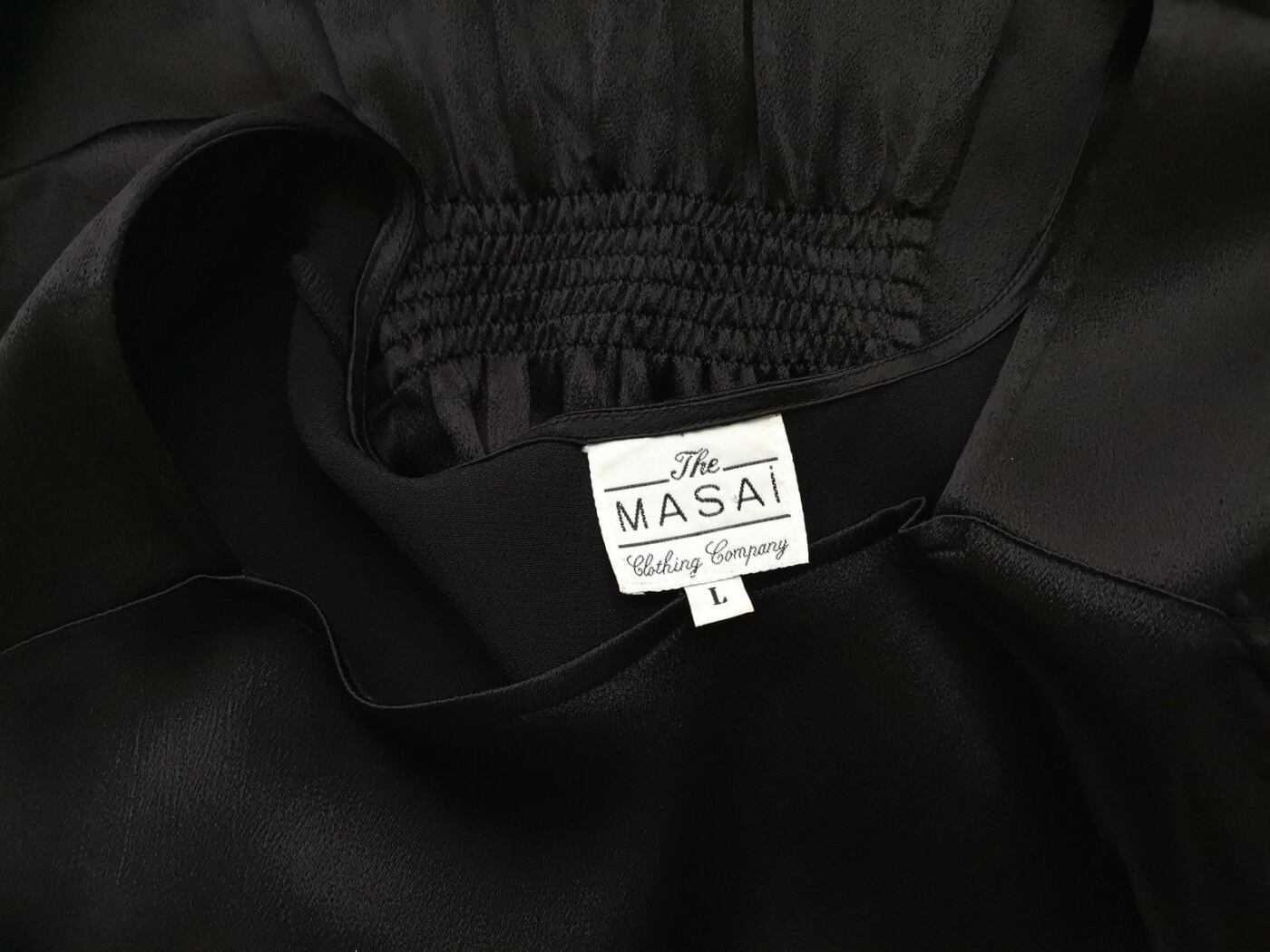 The Masai Rozmiar L Kolor Czarny Kwadratowy dekolt Sukienka Prostokątna Bezrękawnik Midi Materiał Wiskoza 100% The Masai Rozmiar L Kolor Czarny Kwadratowy dekolt Sukienka Prostokątna Bezrękawnik Midi Materiał Wiskoza 100%