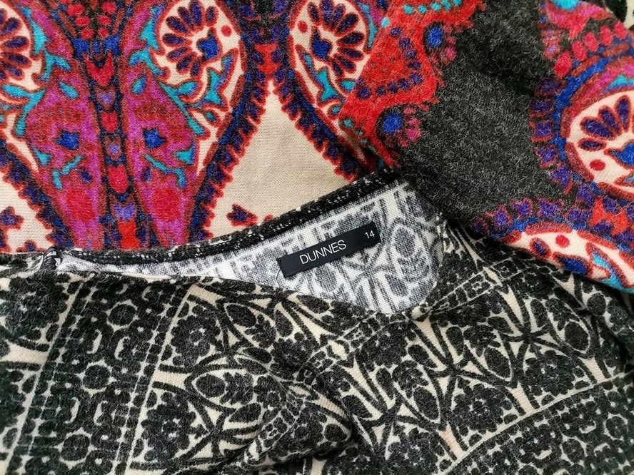 Dunnes Rozmiar 14 (42) Kolor Kolorowa W serek Sukienka Sweterkowa Długi rękaw Do Kolan Materiał Akryl Dunnes Rozmiar 14 (42) Kolor Kolorowa W serek Sukienka Sweterkowa Długi rękaw Do Kolan Materiał Akryl