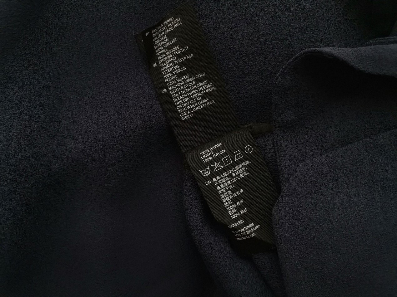 Other stories Rozmiar 36 Kolor Granatowy W serek Tunika Bluzka Długi rękaw Materiał Wiskoza 100% Other stories Rozmiar 36 Kolor Granatowy W serek Tunika Bluzka Długi rękaw Materiał Wiskoza 100%