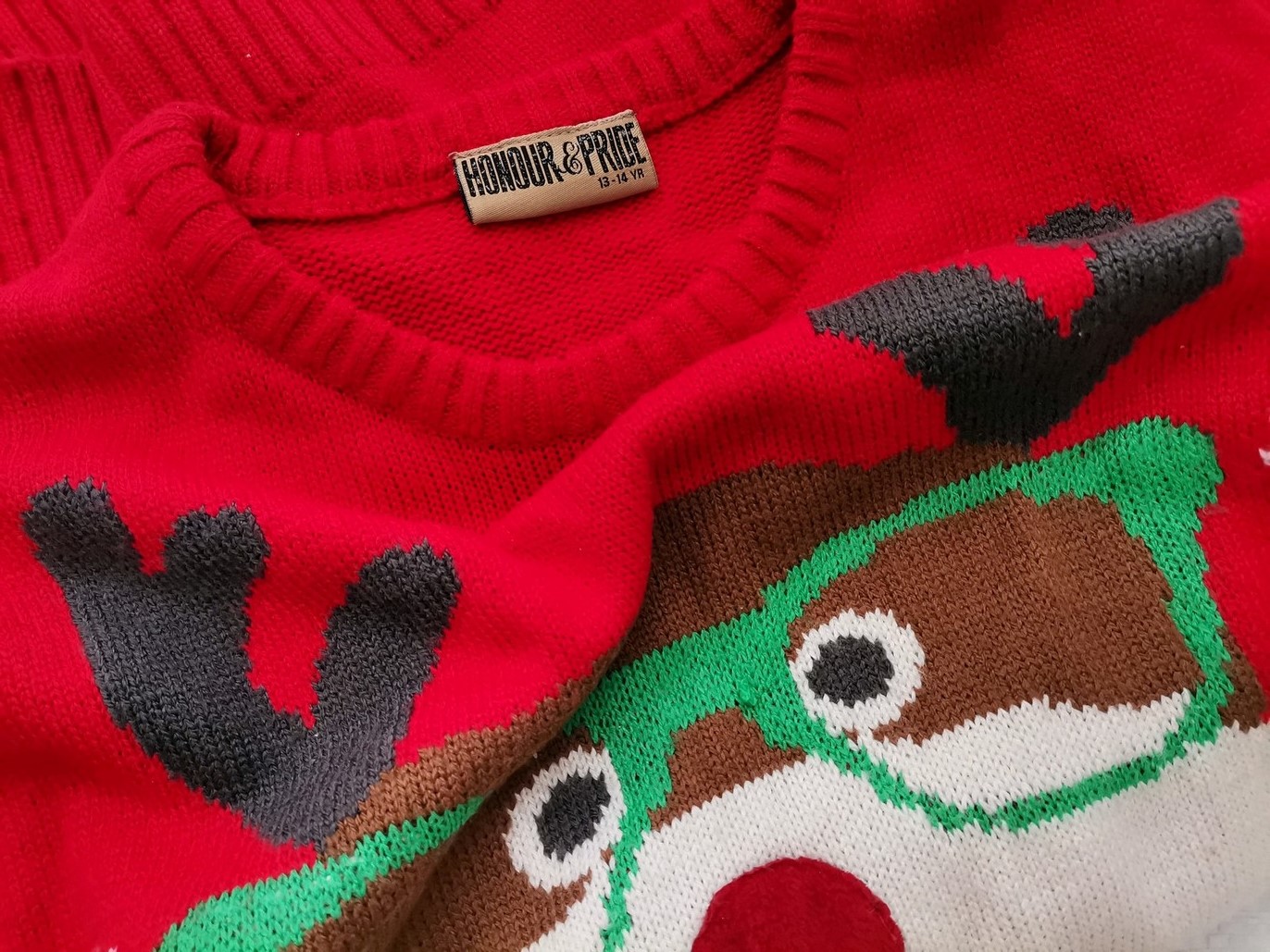 IMG_20210208_105226.jpg Merry Christmas Rozmiar 13-14 Year (36-38) Kolor Czerwony Crew Neck Sweter Świąteczny Gwiazdka Długi rękaw Materiał Akryl 100% Cienka dzianina