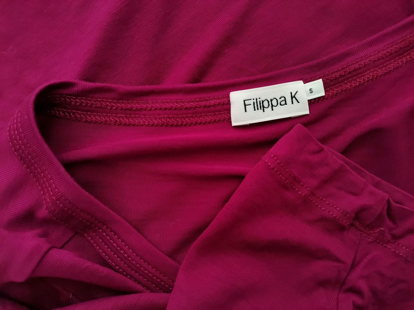 IMG_20210208_122036.jpg Filippa k Rozmiar S Kolor Purpurowy Okrągły dekolt T-Shirt Krótki rękaw Materiał Tencel 100%