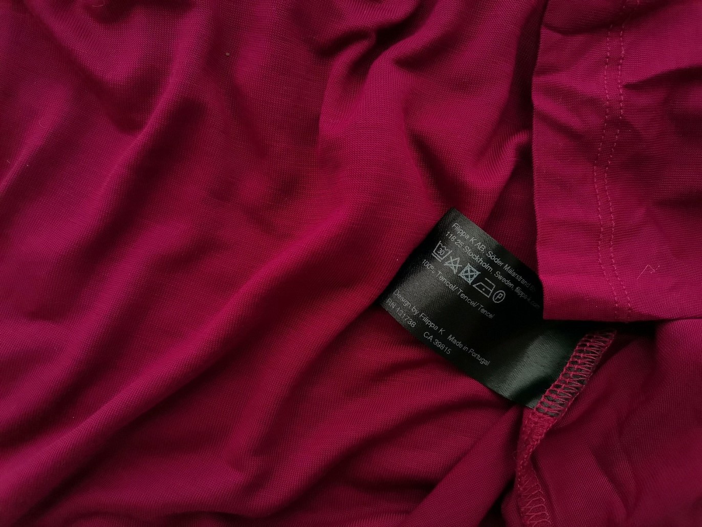 IMG_20210208_122105.jpg Filippa k Rozmiar S Kolor Purpurowy Okrągły dekolt T-Shirt Krótki rękaw Materiał Tencel 100%