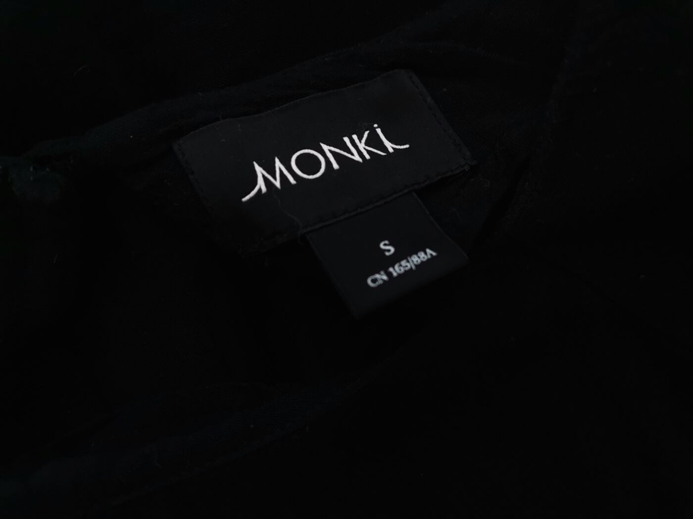 IMG_20210218_141547.jpg Monki Rozmiar S Kolor Czarny W łódkę Bluzka Krótki rękaw Materiał Wiskoza 100%