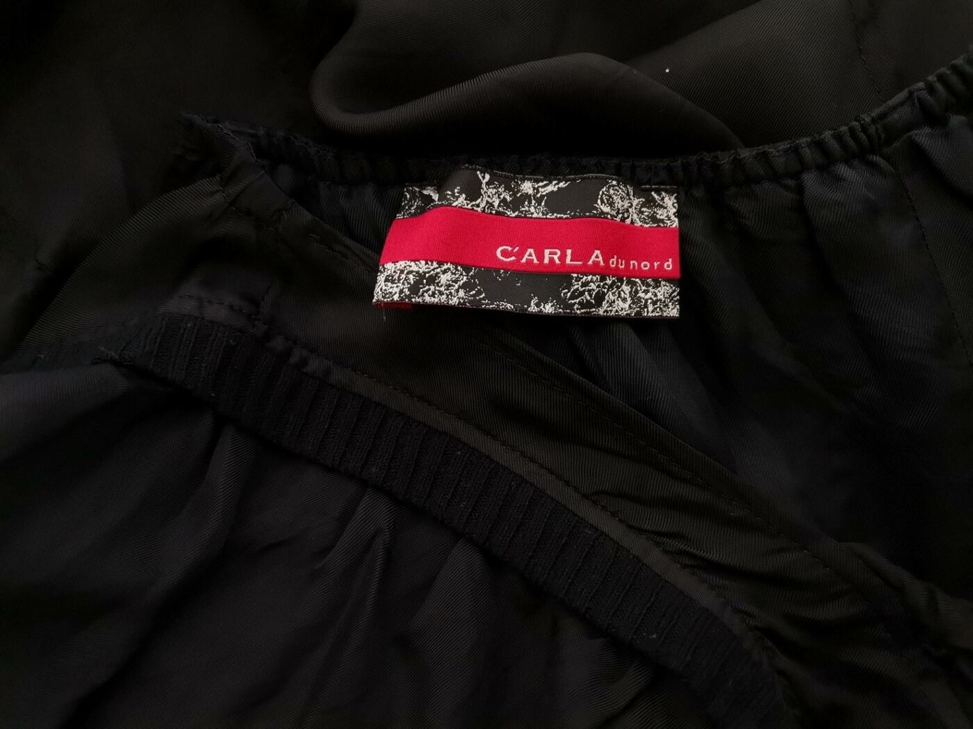CARLA DU NORD Rozmiar 42 Kolor Czarny Kwadratowy dekolt Sukienka A-Line Krótki rękaw Do Kolan Materiał Wiskoza 100% CARLA DU NORD Rozmiar 42 Kolor Czarny Kwadratowy dekolt Sukienka A-Line Krótki rękaw Do Kolan Materiał Wiskoza 100%