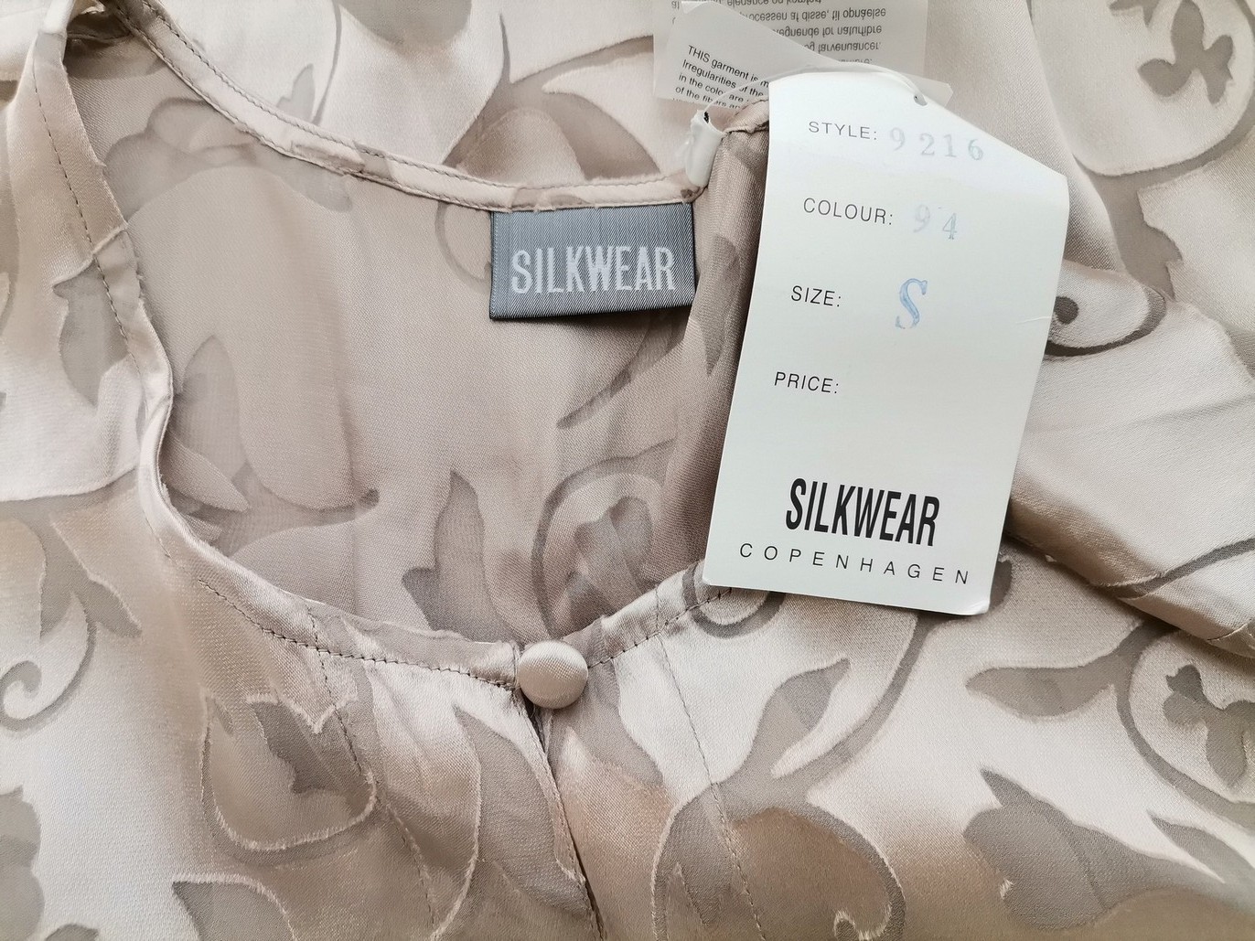 Silkwear Rozmiar S Kolor Złoty Roślinny Liście Okrągły dekolt Tunika Zapinana Bluzka Krótki rękaw Materiał Wiskoza Silkwear Rozmiar S Kolor Złoty Roślinny Liście Okrągły dekolt Tunika Zapinana Bluzka Krótki rękaw Materiał Wiskoza