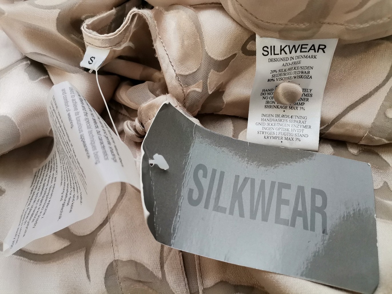 Silkwear Rozmiar S Kolor Złoty Roślinny Liście Okrągły dekolt Tunika Zapinana Bluzka Krótki rękaw Materiał Wiskoza Silkwear Rozmiar S Kolor Złoty Roślinny Liście Okrągły dekolt Tunika Zapinana Bluzka Krótki rękaw Materiał Wiskoza
