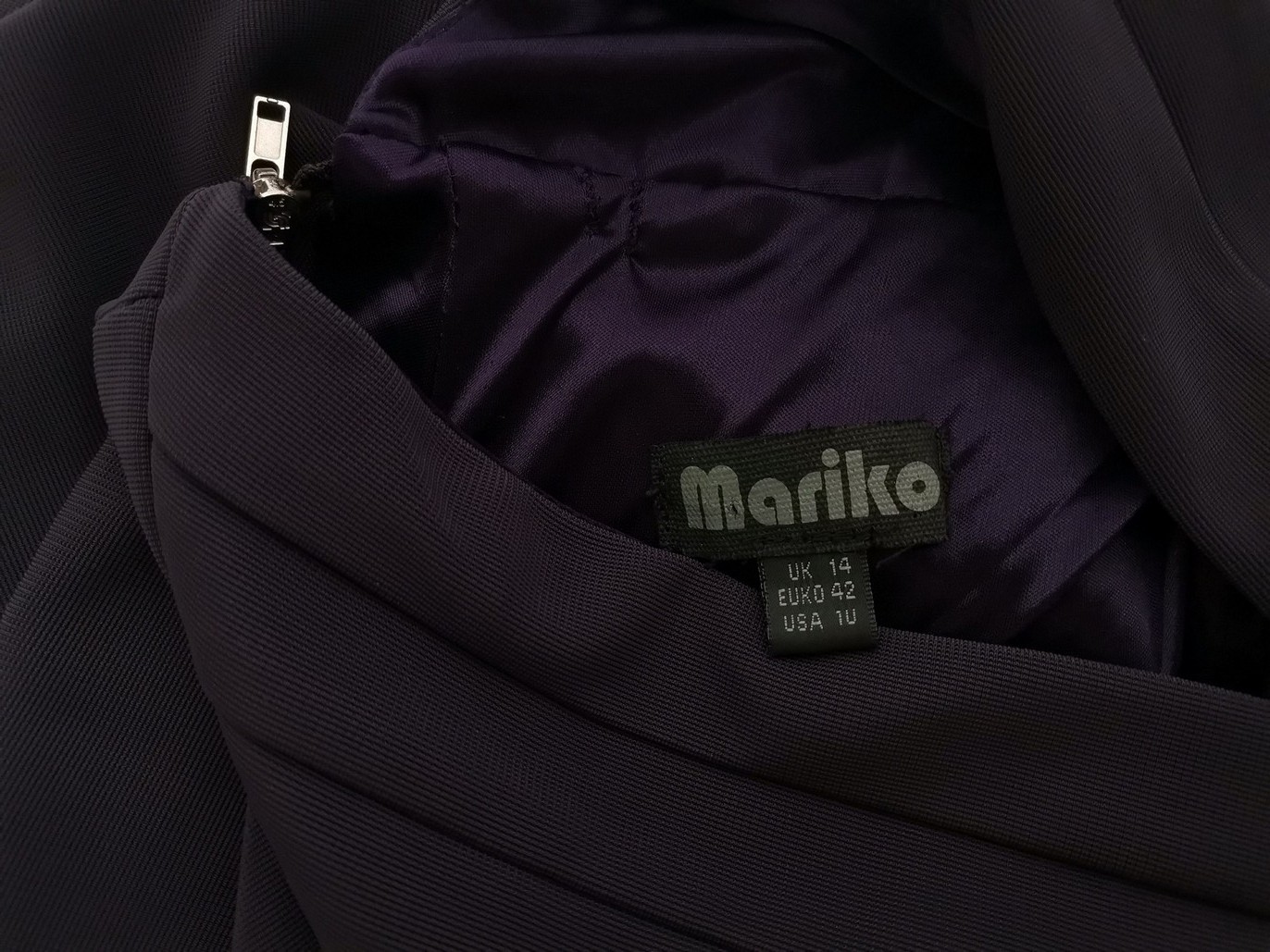 Mariko Rozmiar 14 (42) Kolor Fioletowy W serek Sukienka Prostokątna Krótki rękaw Midi Mariko Rozmiar 14 (42) Kolor Fioletowy W serek Sukienka Prostokątna Krótki rękaw Midi
