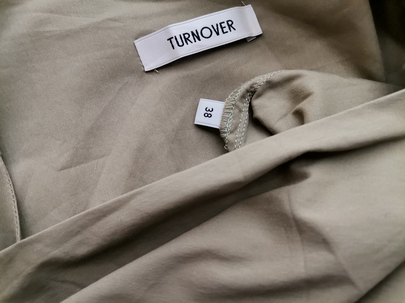 Turnover Rozmiar 38 Kolor Khaki W serek Sukienka Prostokątna Rękaw 3/4 Do Kolan Turnover Rozmiar 38 Kolor Khaki W serek Sukienka Prostokątna Rękaw 3/4 Do Kolan