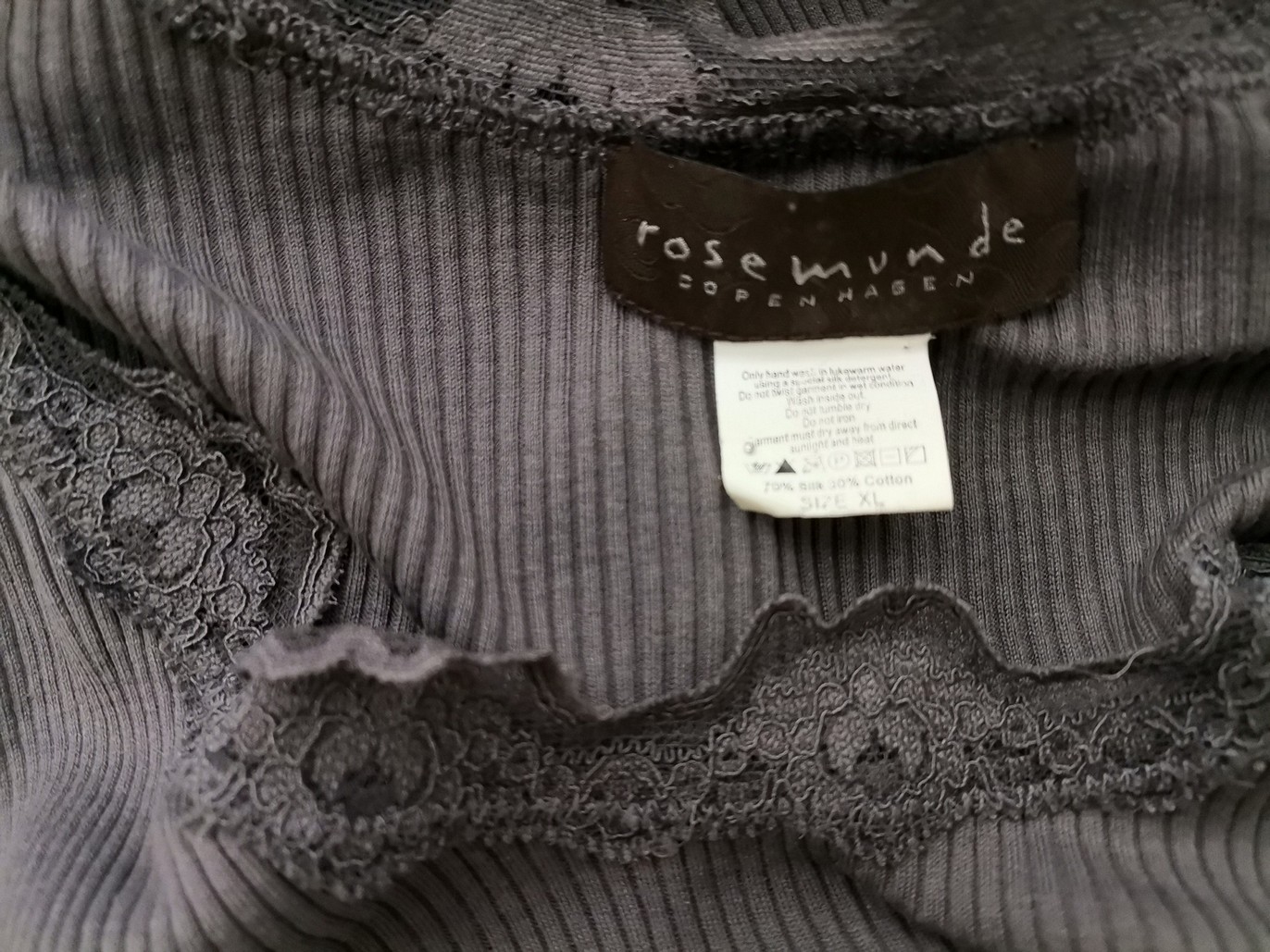 Rosemunde Rozmiar XL (34-36) Kolor Szary Okrągły dekolt Sukienka Sweterkowa Długi rękaw Do Kolan Materiał Jedwab Rosemunde Rozmiar XL (34-36) Kolor Szary Okrągły dekolt Sukienka Sweterkowa Długi rękaw Do Kolan Materiał Jedwab
