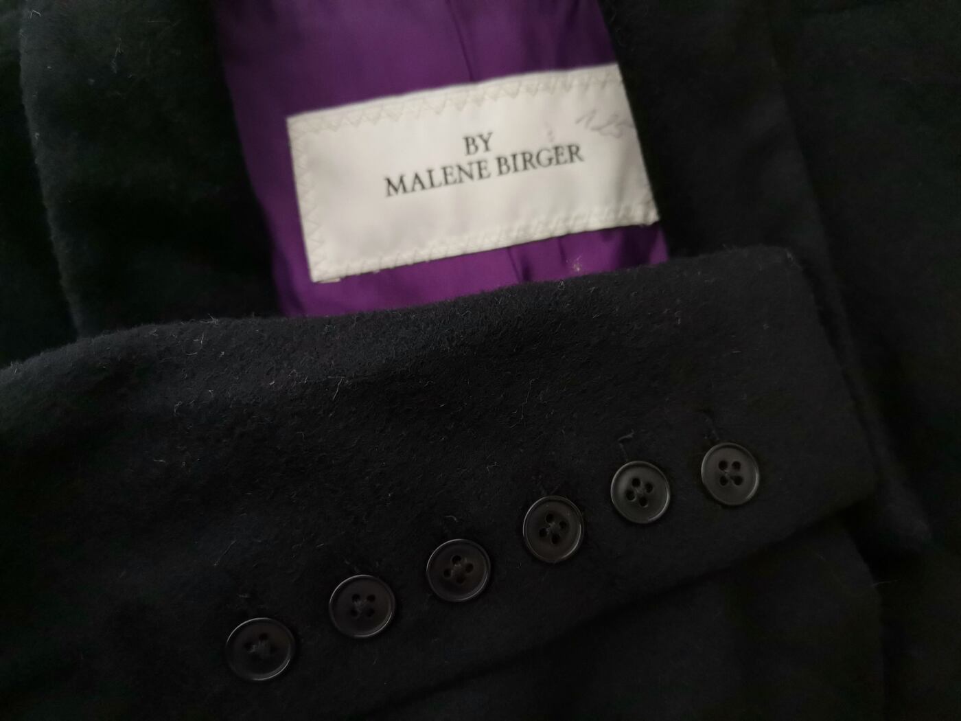 IMG_20210226_120701.jpg BY MALENE BIRGER Rozmiar 40 Kolor Czarny Płaszcz Długi rękaw Materiał Wełna