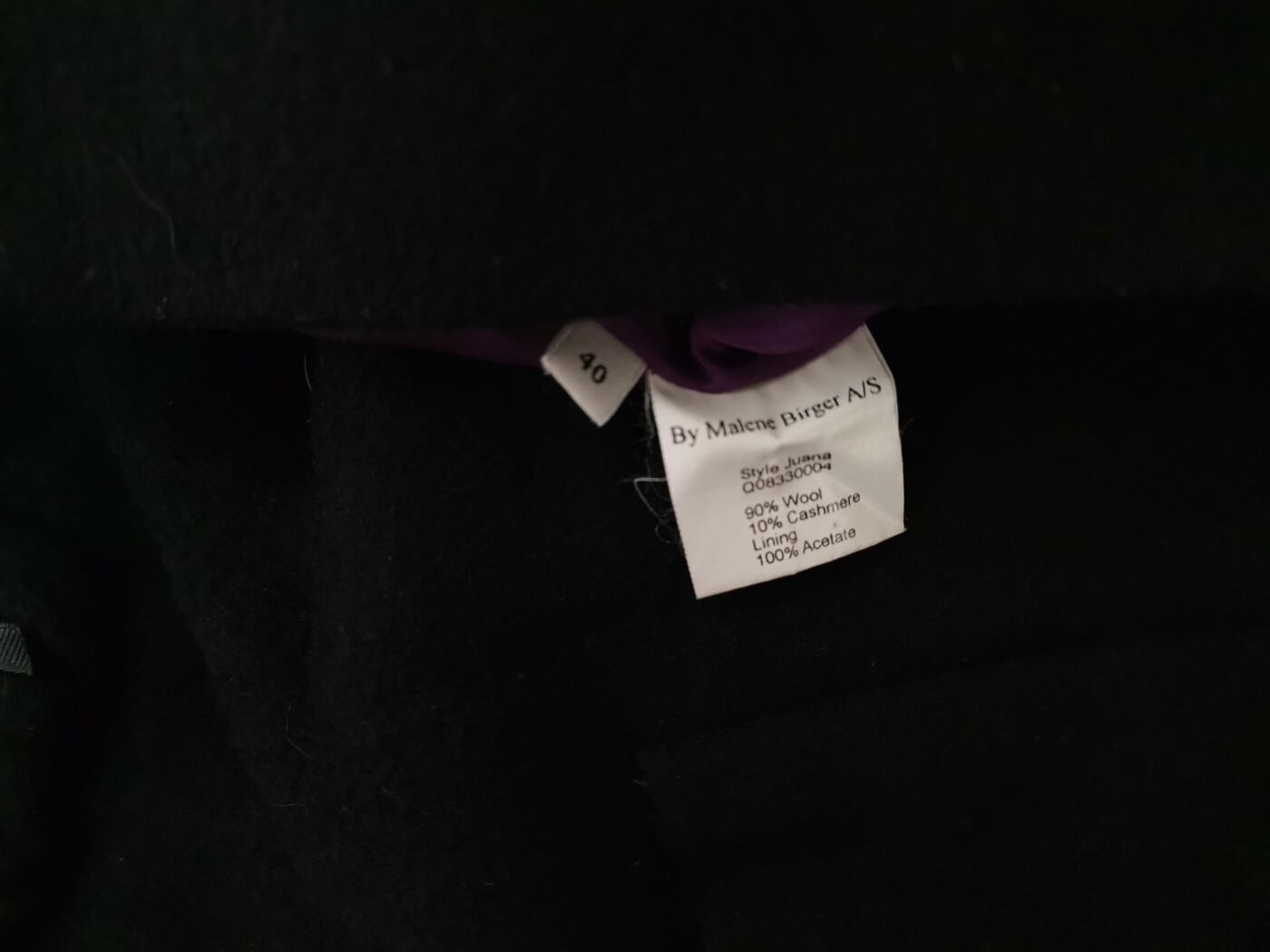 IMG_20210226_120755_r1.jpg BY MALENE BIRGER Rozmiar 40 Kolor Czarny Płaszcz Długi rękaw Materiał Wełna