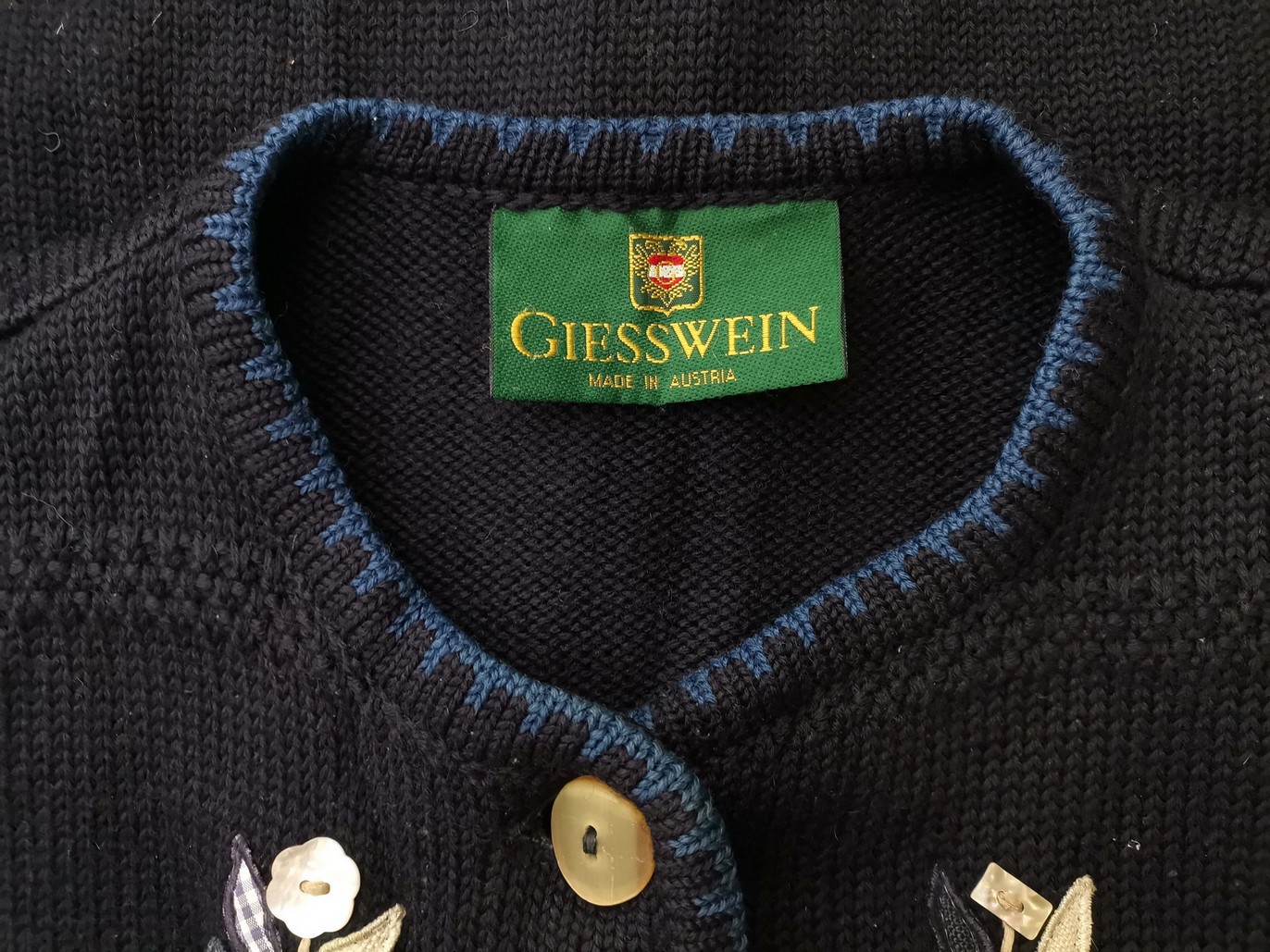 IMG_20210304_104446.jpg Giesswein Austria Rozmiar 38 Kolor Granatowy Okrągły dekolt Kardigan Zapinany Długi rękaw Cienka dzianina