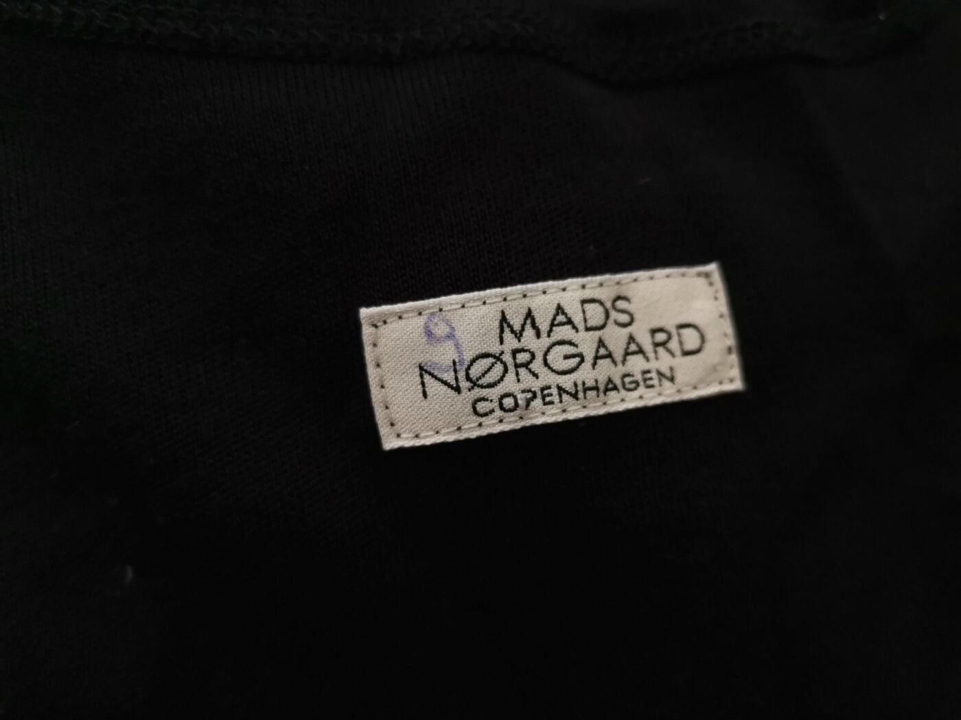 Mads Norgaard Copenhagen Rozmiar M Kolor Czarny W serek Sukienka Zawijana Krótki rękaw Midi Materiał Akryl Mads Norgaard Copenhagen Rozmiar M Kolor Czarny W serek Sukienka Zawijana Krótki rękaw Midi Materiał Akryl