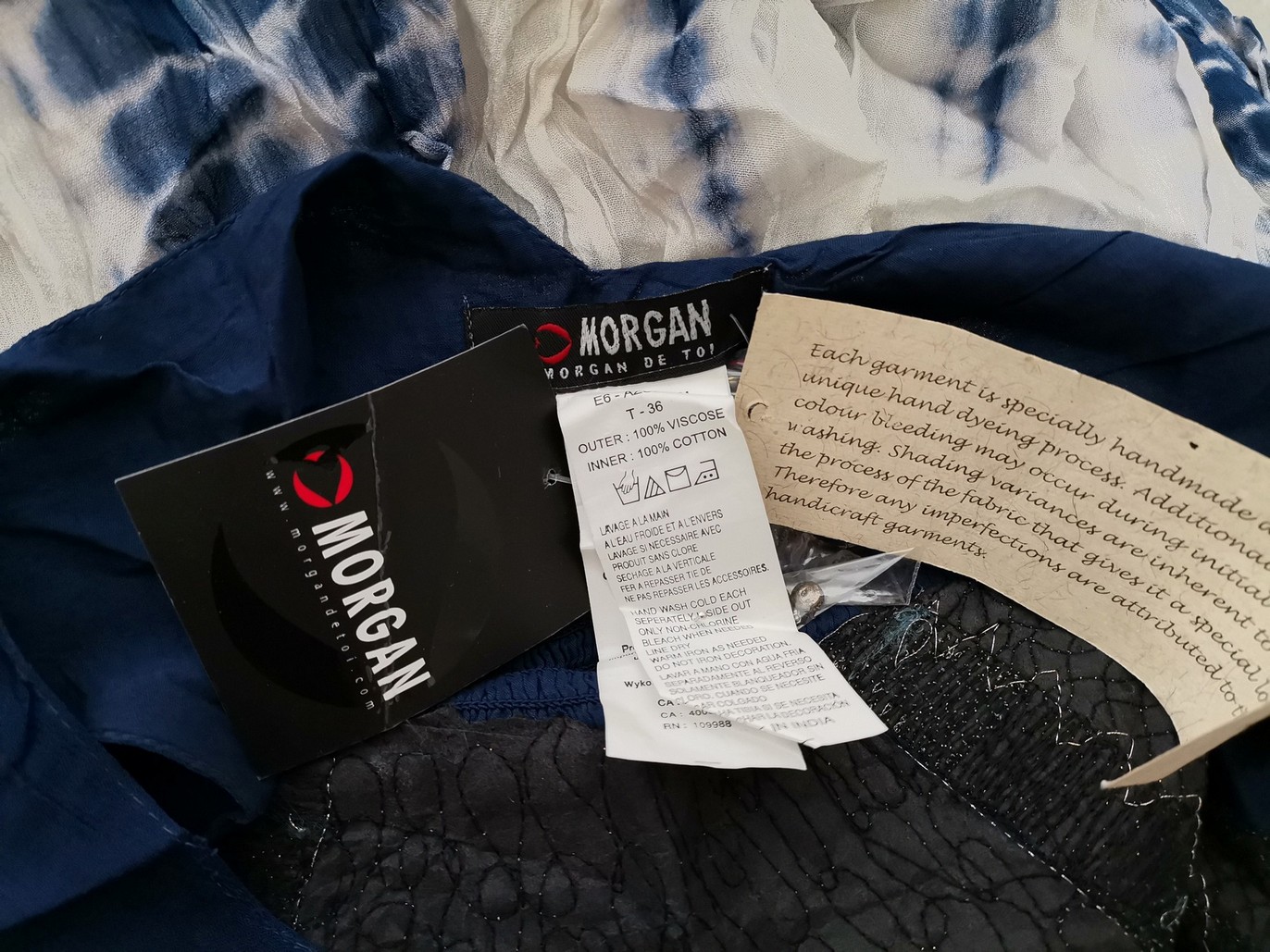 Morgan Rozmiar 36 Kolor Granatowy W serek Sukienka A-Line Bezrękawnik Midi Materiał Wiskoza 100% Morgan Rozmiar 36 Kolor Granatowy W serek Sukienka A-Line Bezrękawnik Midi Materiał Wiskoza 100%