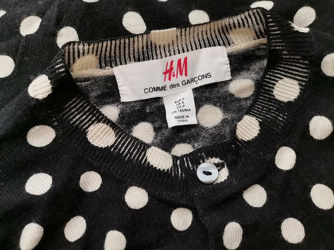 IMG_20210305_150553_r1.jpg Comme Des Garcons Rozmiar S Kolor Czarny Grochy Crew Neck Kardigan Zapinany Długi rękaw Materiał Wełna 100% Cienka dzianina
