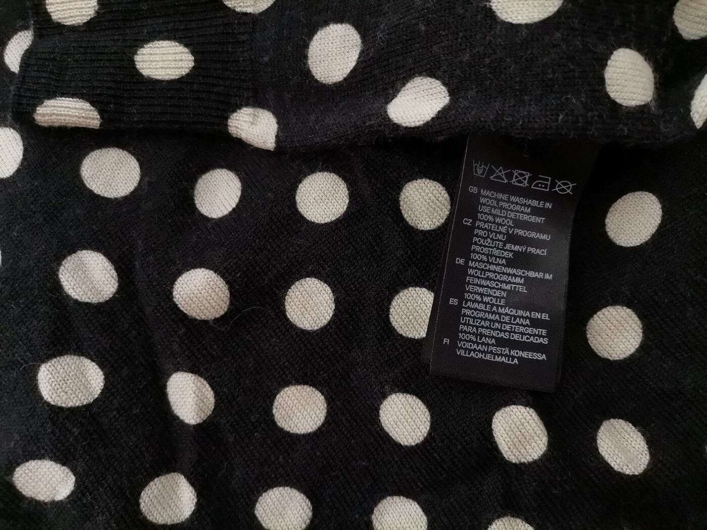 IMG_20210305_150620_r1.jpg Comme Des Garcons Rozmiar S Kolor Czarny Grochy Crew Neck Kardigan Zapinany Długi rękaw Materiał Wełna 100% Cienka dzianina