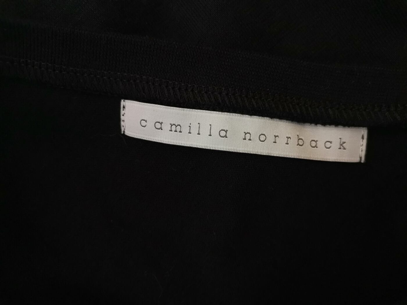Camilla Norrback Rozmiar L Kolor Czarny W serek Sukienka Prostokątna Bezrękawnik Midi Materiał Organiczna Bawełna 100% Camilla Norrback Rozmiar L Kolor Czarny W serek Sukienka Prostokątna Bezrękawnik Midi Materiał Organiczna Bawełna 100%