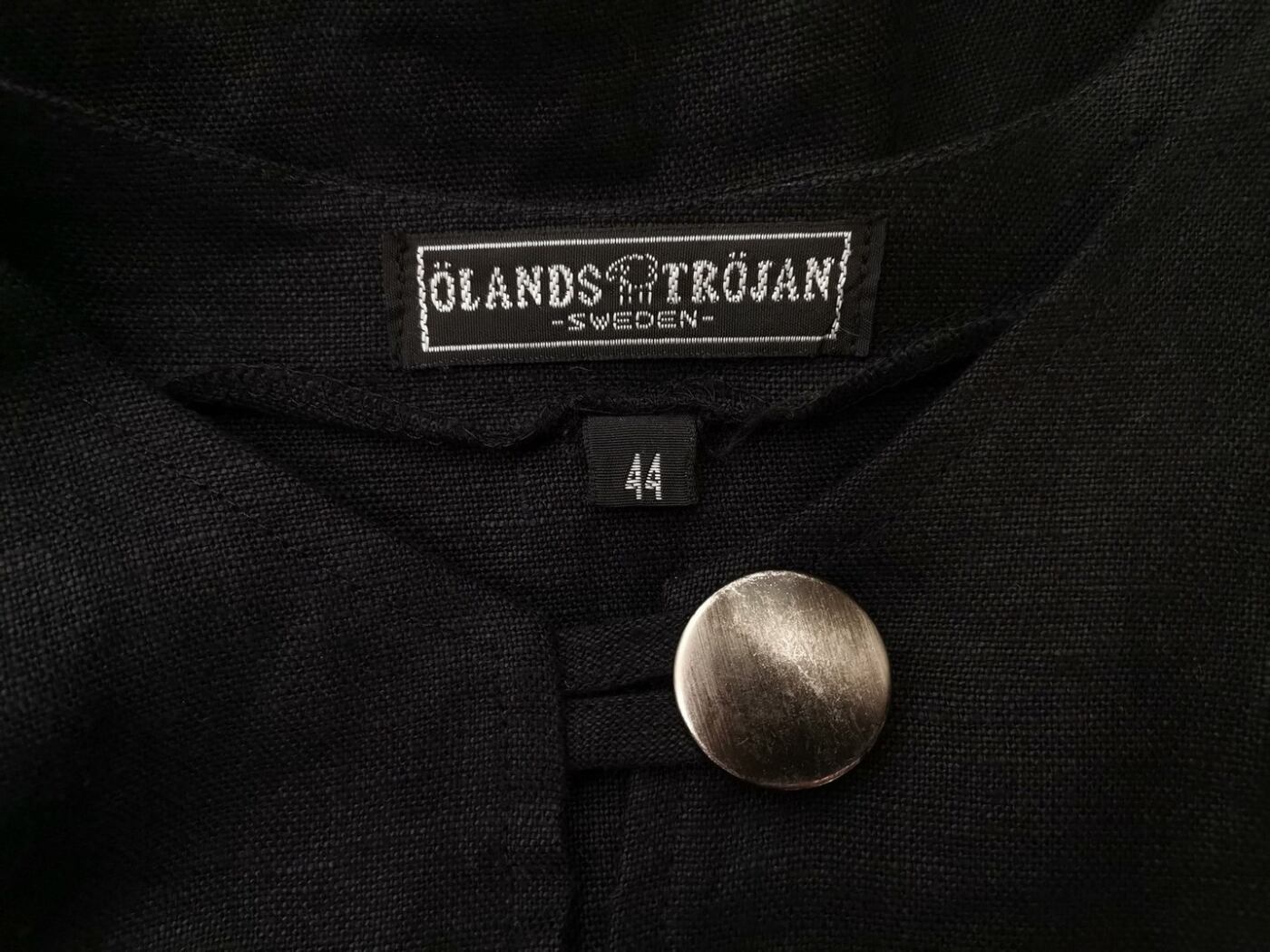 Ölands Tröjan Sweden Rozmiar 44 Kolor Czarny W serek Długi Zapinany Kardigan Długi rękaw Materiał Len 100% Cienka dzianina