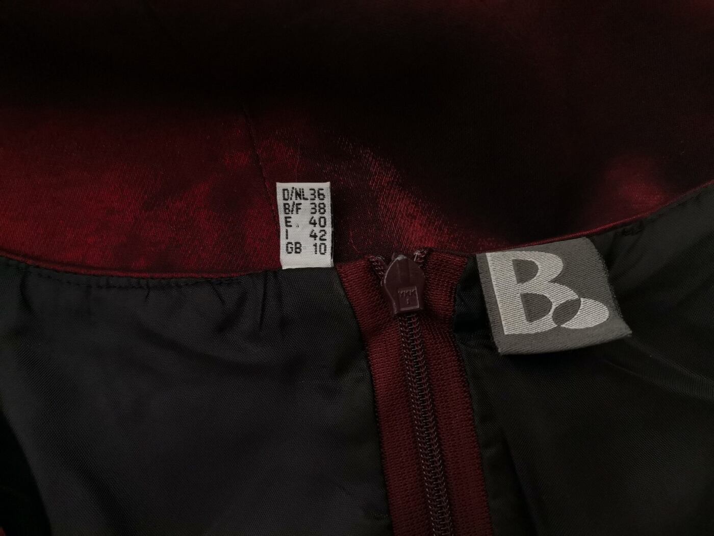 B Vintage Rozmiar 36 Kolor Bordowy Kwadratowy dekolt Sukienka Prostokątna Bezrękawnik Do Kolan Materiał Wiskoza B Vintage Rozmiar 36 Kolor Bordowy Kwadratowy dekolt Sukienka Prostokątna Bezrękawnik Do Kolan Materiał Wiskoza