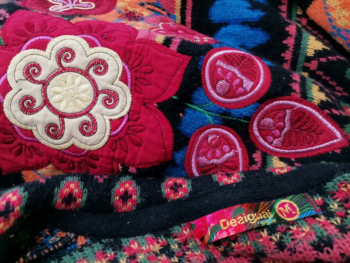 IMG_20210315_142838.jpg DESIGUAL Rozmiar M Kolor Kolorowa Kołnierz Długi Zapinany Kardigan Długi rękaw Materiał Akryl Gruba dzianina