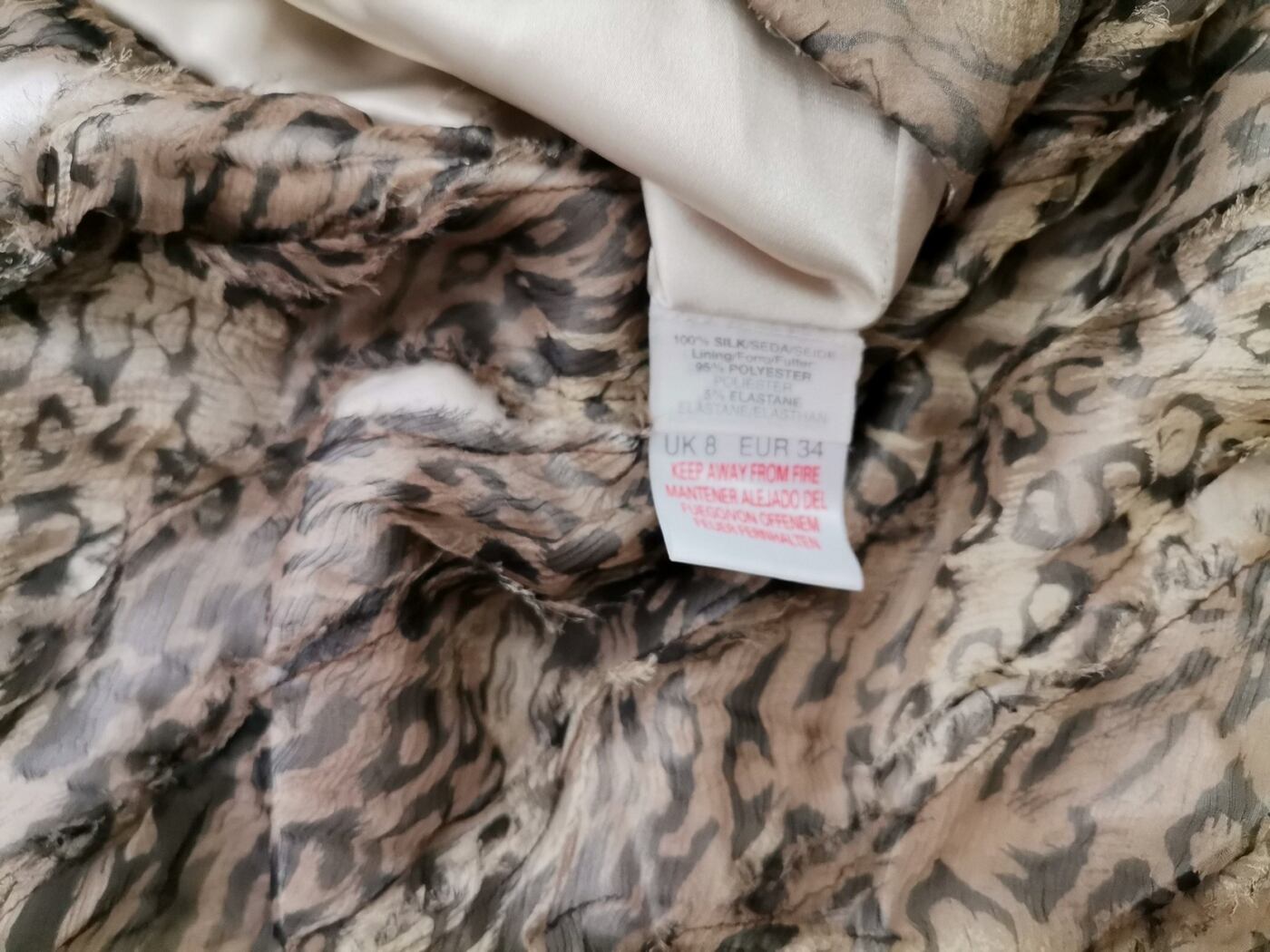 River island Rozmiar 8 (36) Kolor Perłowy Panterka Dekolt Serce Sukienka Bodycon Bezrękawnik Krótka Materiał Jedwab 100% River island Rozmiar 8 (36) Kolor Perłowy Panterka Dekolt Serce Sukienka Bodycon Bezrękawnik Krótka Materiał Jedwab 100%