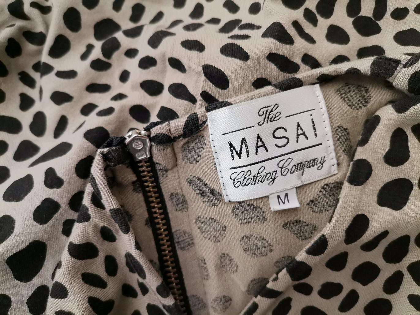 The Masai Rozmiar M Kolor Szary Panterka Okrągły dekolt Tunika Bluzka Rękaw 3/4 Materiał Wiskoza The Masai Rozmiar M Kolor Szary Panterka Okrągły dekolt Tunika Bluzka Rękaw 3/4 Materiał Wiskoza