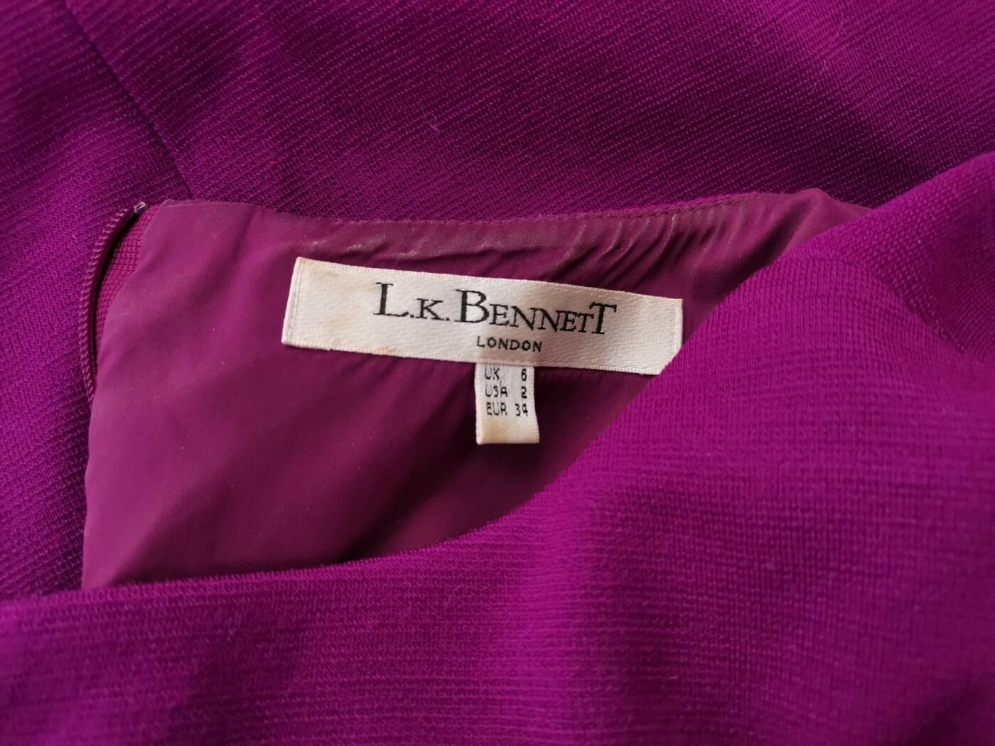 L.K. BENNETT Rozmiar 6 (34) Kolor Purpurowy Kwadratowy dekolt Sukienka Ołówkowa Krótki rękaw Midi Materiał Wełna 100% L.K. BENNETT Rozmiar 6 (34) Kolor Purpurowy Kwadratowy dekolt Sukienka Ołówkowa Krótki rękaw Midi Materiał Wełna 100%