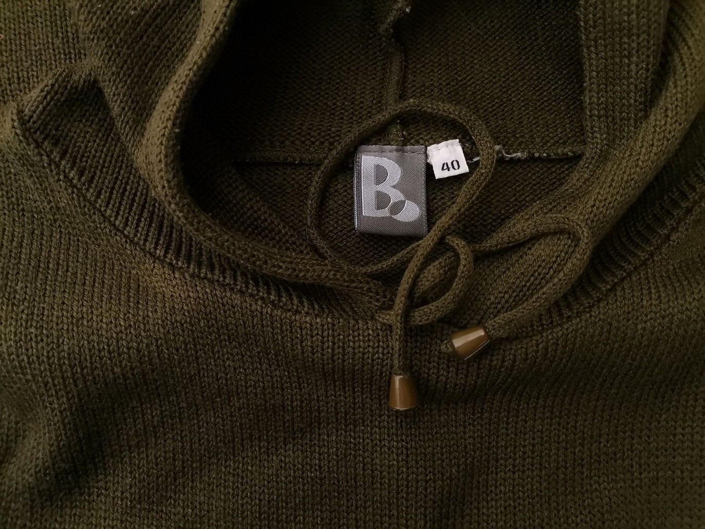 B Vintage Rozmiar 40 Kolor Khaki Drapowany dekolt Sukienka Sweterkowa Długi rękaw Do Kolan Materiał Akryl 100% B Vintage Rozmiar 40 Kolor Khaki Drapowany dekolt Sukienka Sweterkowa Długi rękaw Do Kolan Materiał Akryl 100%