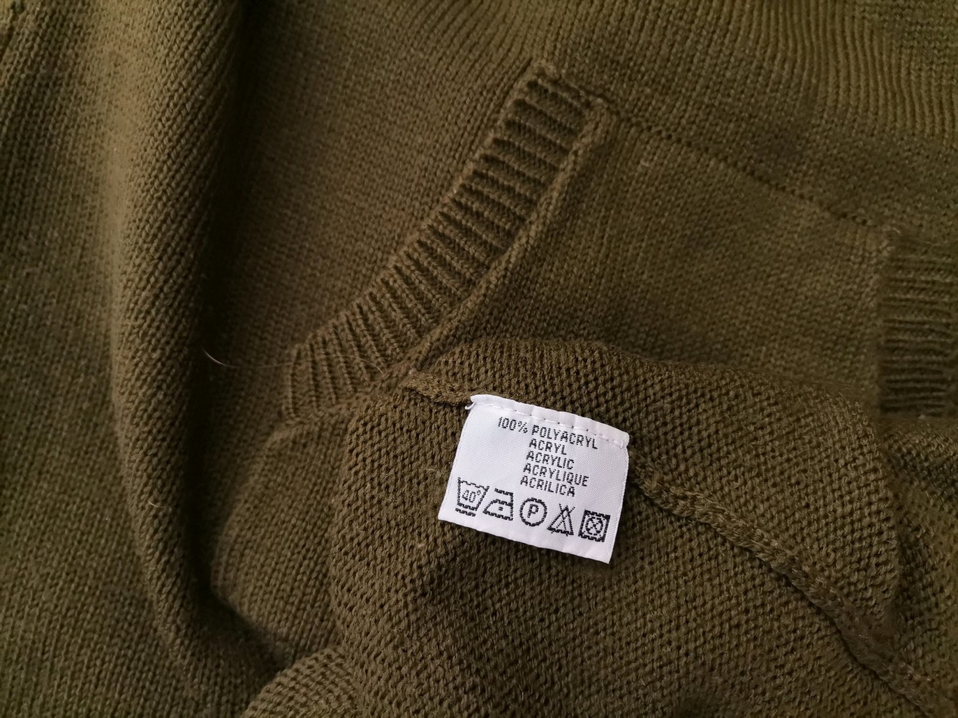 B Vintage Rozmiar 40 Kolor Khaki Drapowany dekolt Sukienka Sweterkowa Długi rękaw Do Kolan Materiał Akryl 100% B Vintage Rozmiar 40 Kolor Khaki Drapowany dekolt Sukienka Sweterkowa Długi rękaw Do Kolan Materiał Akryl 100%