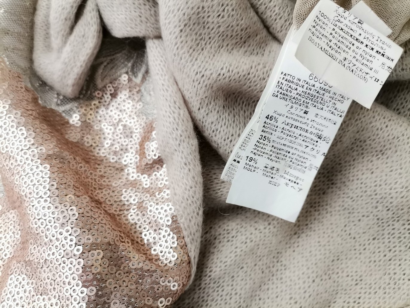 Rinascimento Rozmiar S Kolor Beżowy Drapowany dekolt Sukienka Sweterkowa Krótki rękaw Do Kolan Rinascimento Rozmiar S Kolor Beżowy Drapowany dekolt Sukienka Sweterkowa Krótki rękaw Do Kolan