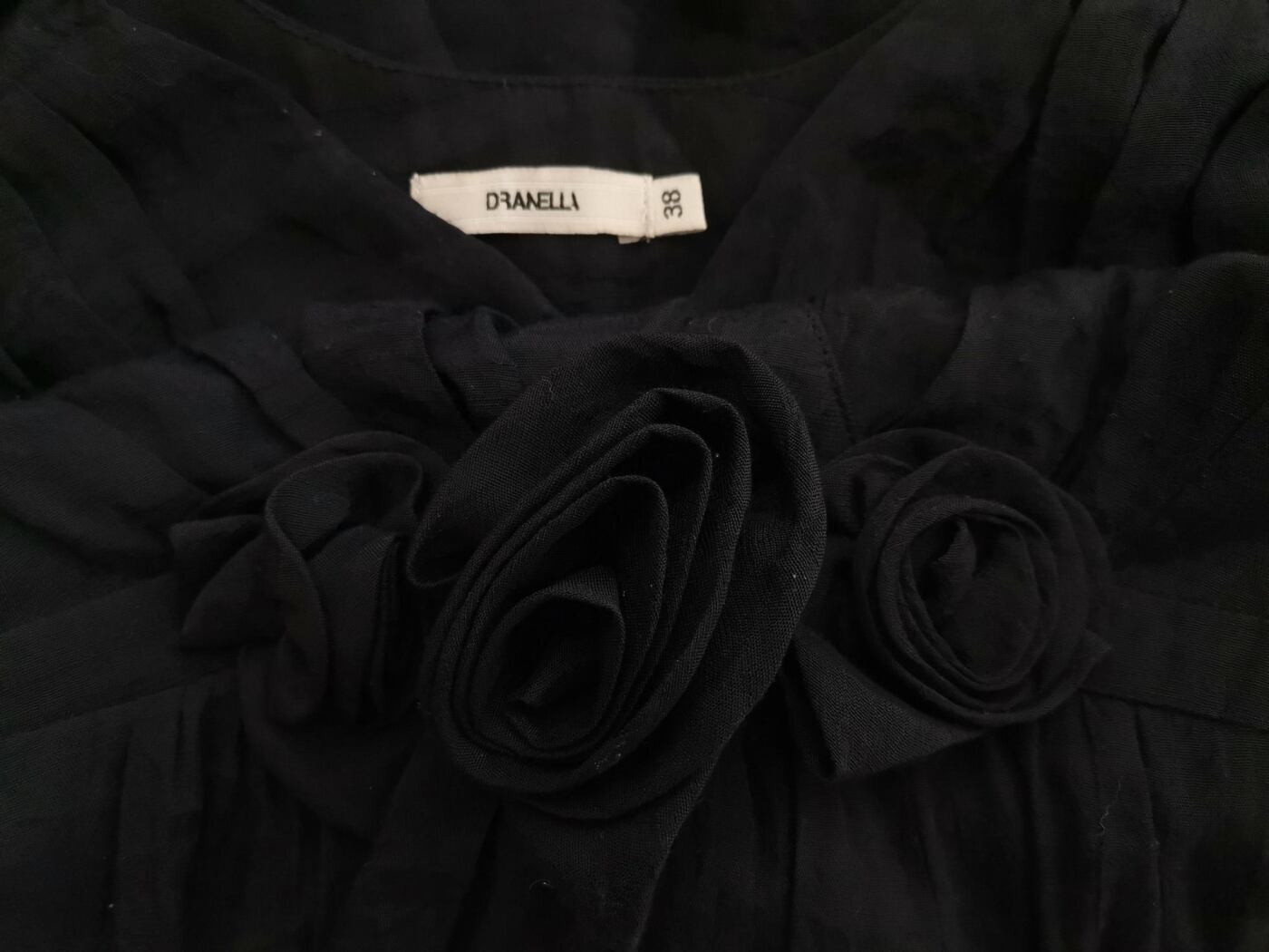 Dranella Rozmiar 38 Kolor Czarny W serek Suknia Balowa Sukienka Wieczorowa Bezrękawnik Midi Materiał Rayon Dranella Rozmiar 38 Kolor Czarny W serek Suknia Balowa Sukienka Wieczorowa Bezrękawnik Midi Materiał Rayon