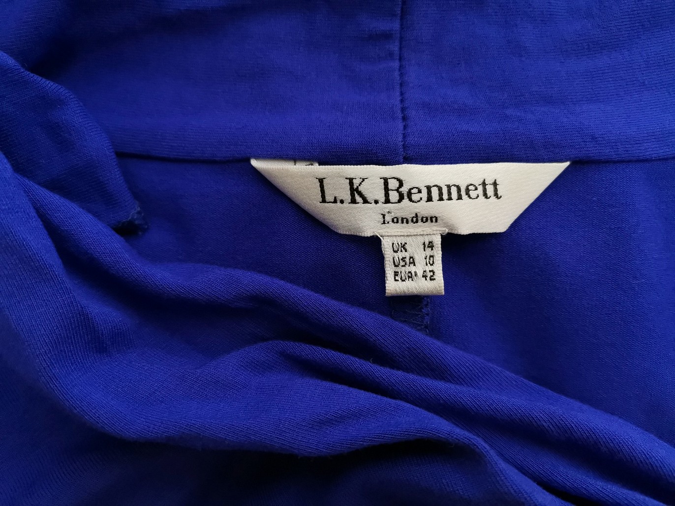 L.K. BENNETT Rozmiar 14 (42) Kolor Niebieski W serek Sukienka Letnia Rękaw 3/4 Midi Materiał Wiskoza L.K. BENNETT Rozmiar 14 (42) Kolor Niebieski W serek Sukienka Letnia Rękaw 3/4 Midi Materiał Wiskoza