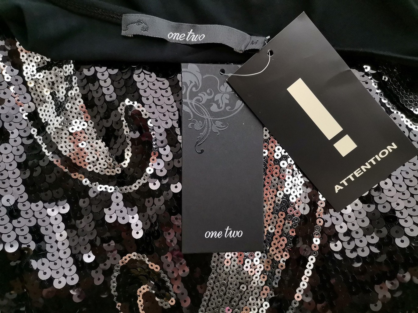 One two Rozmiar M Kolor Czarny Kwadratowy dekolt Sukienka Bodycon Bezrękawnik Do Kolan Materiał Wiskoza One two Rozmiar M Kolor Czarny Kwadratowy dekolt Sukienka Bodycon Bezrękawnik Do Kolan Materiał Wiskoza