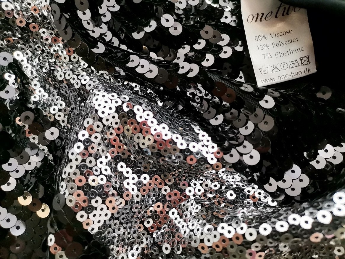 One two Rozmiar M Kolor Czarny Kwadratowy dekolt Sukienka Bodycon Bezrękawnik Do Kolan Materiał Wiskoza One two Rozmiar M Kolor Czarny Kwadratowy dekolt Sukienka Bodycon Bezrękawnik Do Kolan Materiał Wiskoza