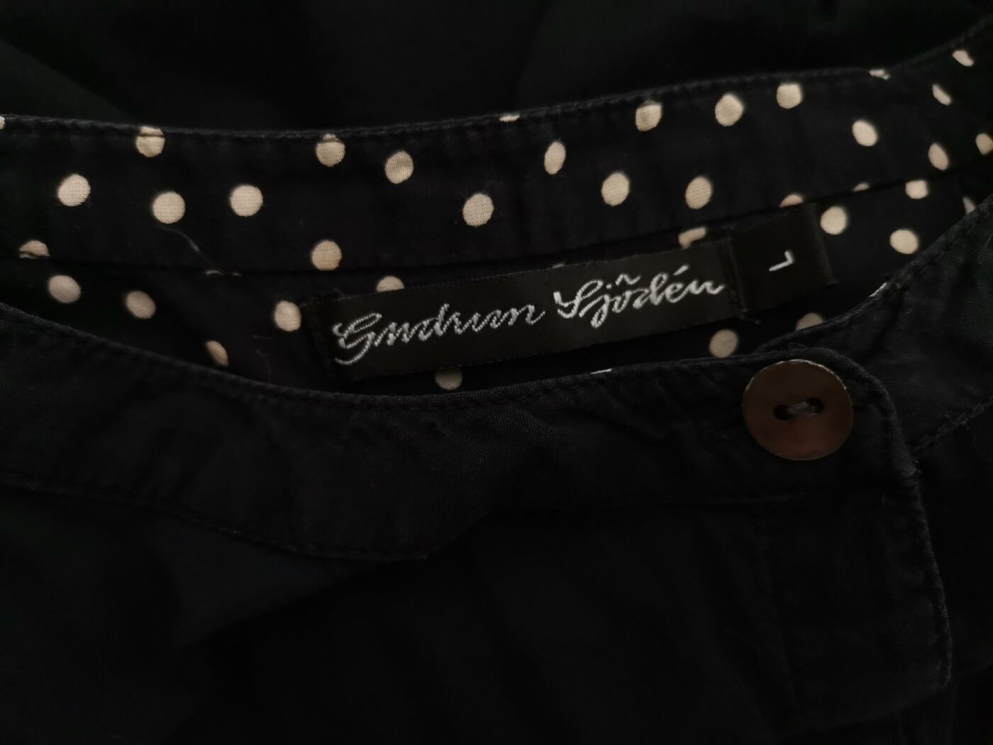 Gudrun Sjödén Rozmiar L Kolor Granatowy Grochy Crew Neck Tunika Zapinana Bluzka Rękaw 3/4 Materiał Bawełna 100% Gudrun Sjödén Rozmiar L Kolor Granatowy Grochy Crew Neck Tunika Zapinana Bluzka Rękaw 3/4 Materiał Bawełna 100%