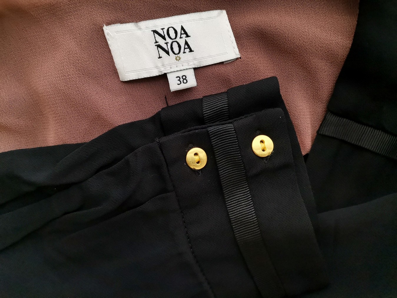 Noa noa Rozmiar 38 Kolor Czarny W serek Sukienka Prostokątna Długi rękaw Do Kolan Materiał Wiskoza