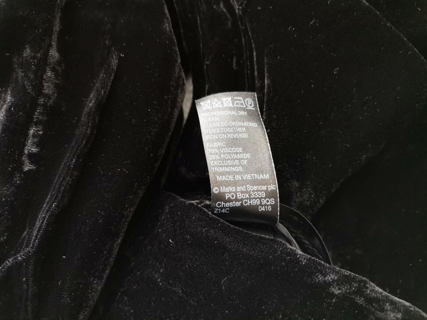 Rozmiar 16 (44) Kolor Czarny Spodnie Casual Materiał Wiskoza