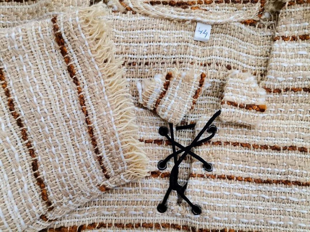 Vintage Rozmiar 38 Kolor Beżowy Pasy Okrągły dekolt Sukienka Sweterkowa Rękaw 3/4 Midi Vintage Rozmiar 38 Kolor Beżowy Pasy Okrągły dekolt Sukienka Sweterkowa Rękaw 3/4 Midi