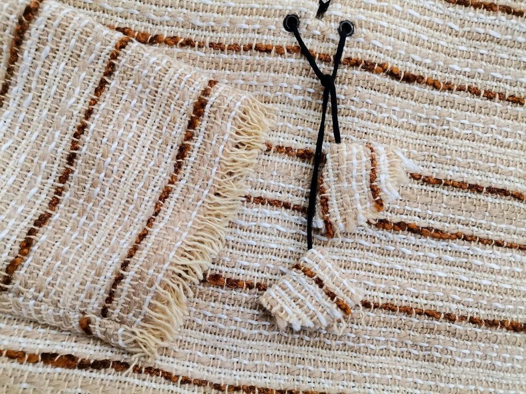 Vintage Rozmiar 38 Kolor Beżowy Pasy Okrągły dekolt Sukienka Sweterkowa Rękaw 3/4 Midi Vintage Rozmiar 38 Kolor Beżowy Pasy Okrągły dekolt Sukienka Sweterkowa Rękaw 3/4 Midi
