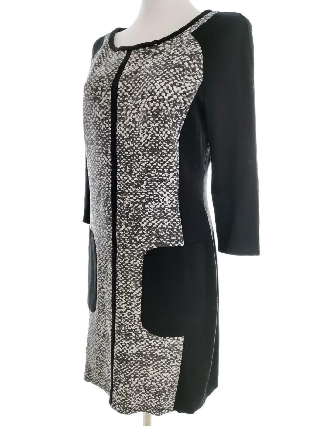 Karen MILLEN Rozmiar 14 (42) Kolor Czarny W łódkę Sukienka Ołówkowa Rękaw 3/4 Do Kolan Materiał Wiskoza Karen MILLEN Rozmiar 14 (42) Kolor Czarny W łódkę Sukienka Ołówkowa Rękaw 3/4 Do Kolan Materiał Wiskoza