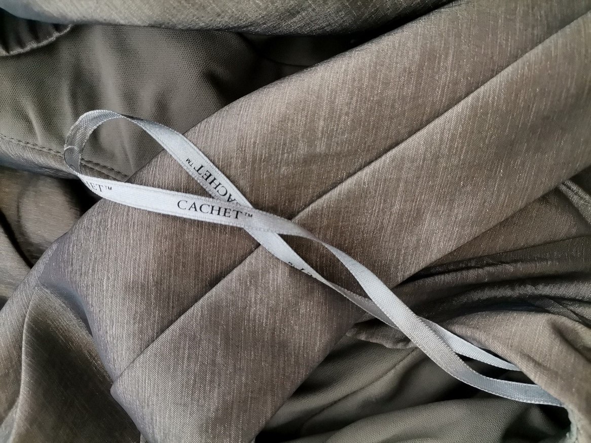 Cachet Rozmiar 42 Kolor Szary W serek Sukienka Bodycon Krótki rękaw Midi Cachet Rozmiar 42 Kolor Szary W serek Sukienka Bodycon Krótki rękaw Midi