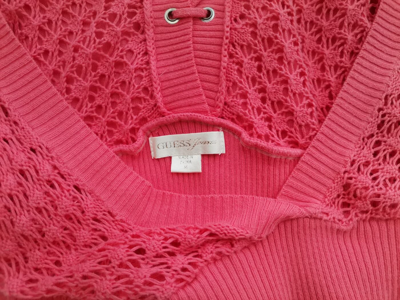 Guess jeans Rozmiar M Kolor Różowy W serek Sukienka Sweterkowa Krótki rękaw Do Kolan Guess jeans Rozmiar M Kolor Różowy W serek Sukienka Sweterkowa Krótki rękaw Do Kolan