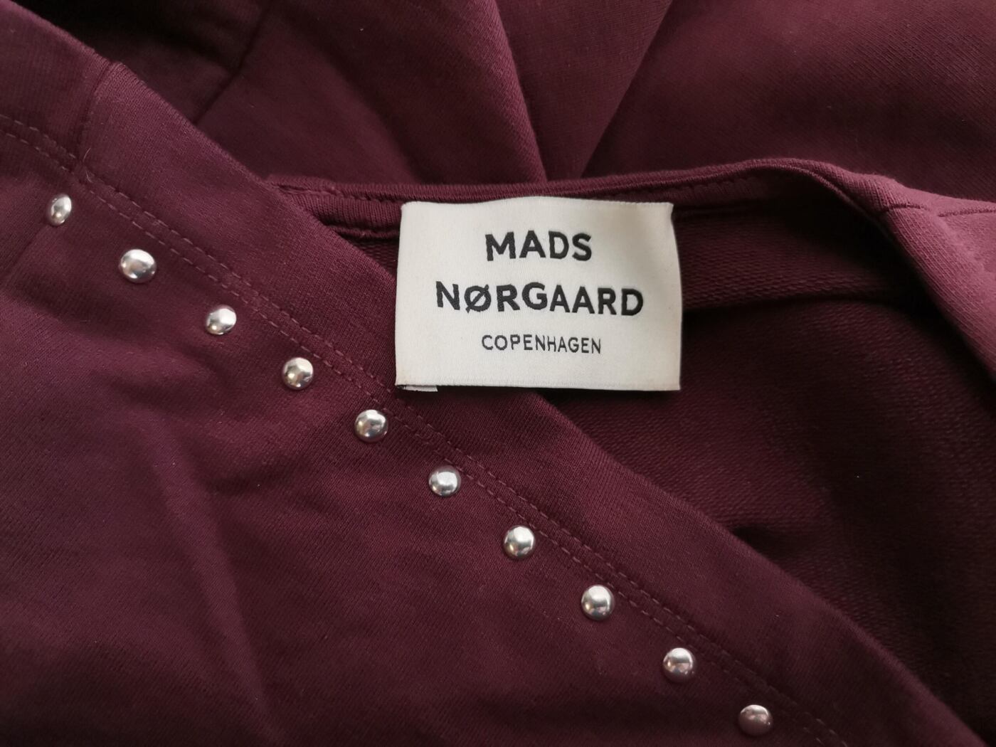 Mads Norgaard Copenhagen Rozmiar S Kolor Bordowy Okrągły dekolt Sukienka Sheath Krótki rękaw Do Kolan Materiał Bawełna Mads Norgaard Copenhagen Rozmiar S Kolor Bordowy Okrągły dekolt Sukienka Sheath Krótki rękaw Do Kolan Materiał Bawełna