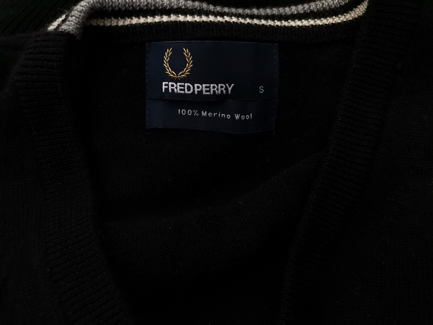 IMG_20210419_093242.jpg Fred Perry Rozmiar S Kolor Czarny Męski Sweter Długi rękaw Materiał Wełna Merino
