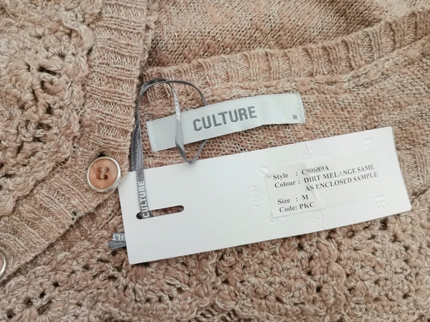 Culture Rozmiar M Kolor Beżowy W serek Sukienka Sweterkowa Bezrękawnik Do Kolan Materiał Bawełna Culture Rozmiar M Kolor Beżowy W serek Sukienka Sweterkowa Bezrękawnik Do Kolan Materiał Bawełna