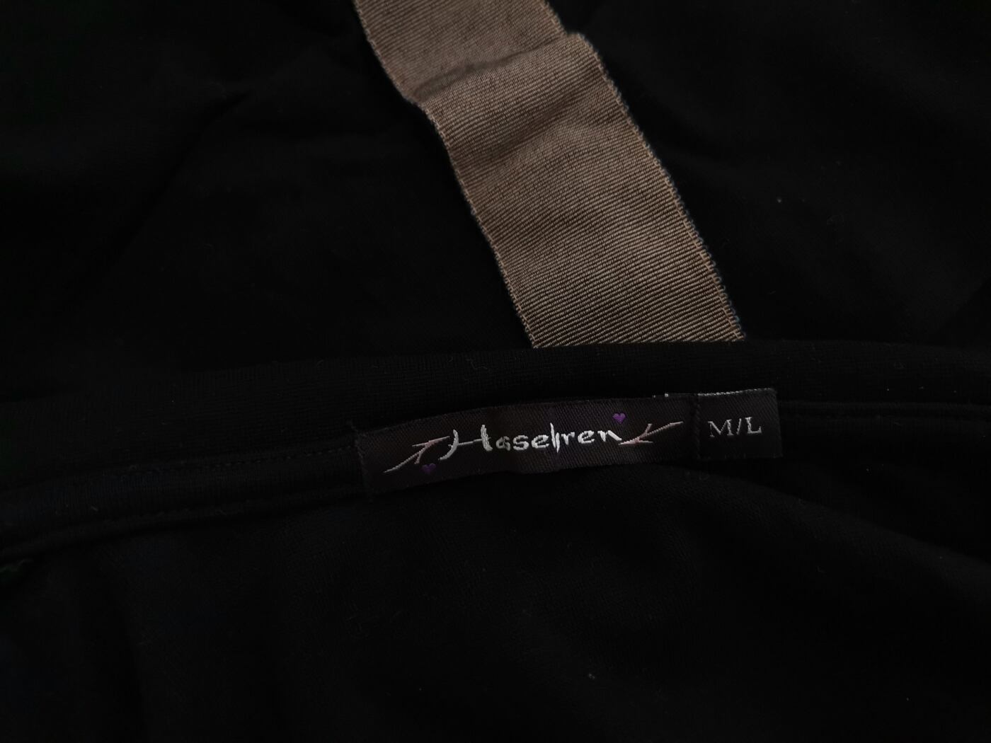 Hasselgren Rozmiar M/L Kolor Czarny W serek Sukienka A-Line Bezrękawnik Midi Materiał Wiskoza Hasselgren Rozmiar M/L Kolor Czarny W serek Sukienka A-Line Bezrękawnik Midi Materiał Wiskoza