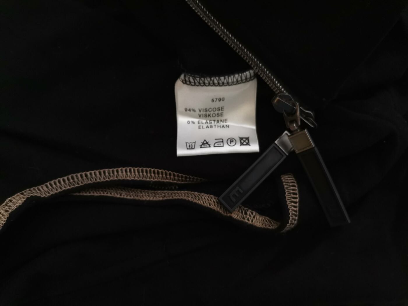 Hasselgren Rozmiar M/L Kolor Czarny W serek Sukienka A-Line Bezrękawnik Midi Materiał Wiskoza Hasselgren Rozmiar M/L Kolor Czarny W serek Sukienka A-Line Bezrękawnik Midi Materiał Wiskoza