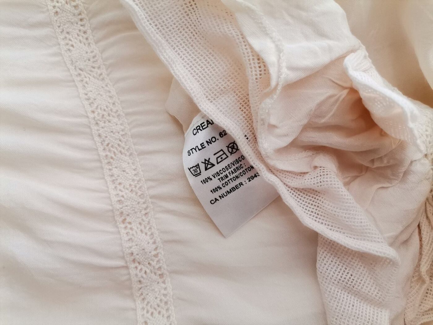 Cream Rozmiar 40 Kolor Perłowy Odkryte Ramiona Sukienka A-Line Bezrękawnik Midi Materiał Wiskoza 100% Cream Rozmiar 40 Kolor Perłowy Odkryte Ramiona Sukienka A-Line Bezrękawnik Midi Materiał Wiskoza 100%